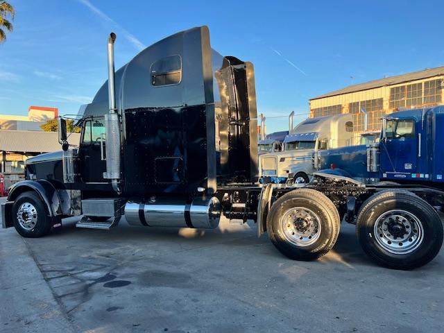 2000 Freightliner Classic XL - Image 9
