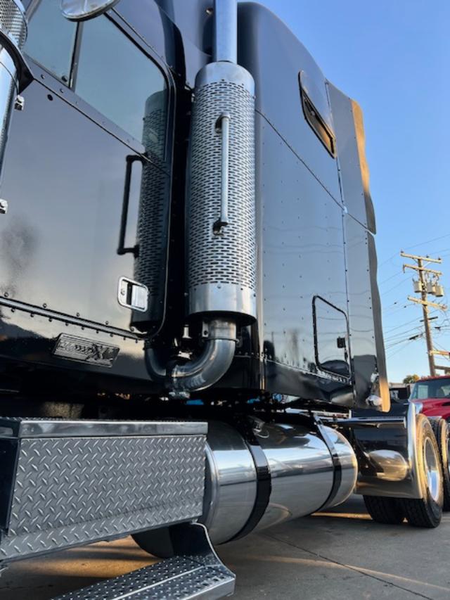 2000 Freightliner Classic XL - Image 8
