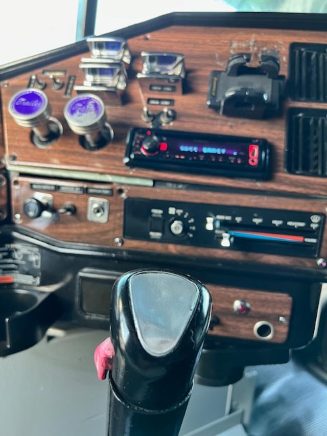 2000 Freightliner Classic XL - Image 18