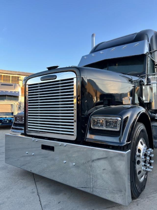 2000 Freightliner Classic XL - Image 2