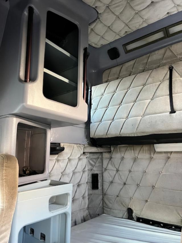 2000 Freightliner Classic XL - Image 21