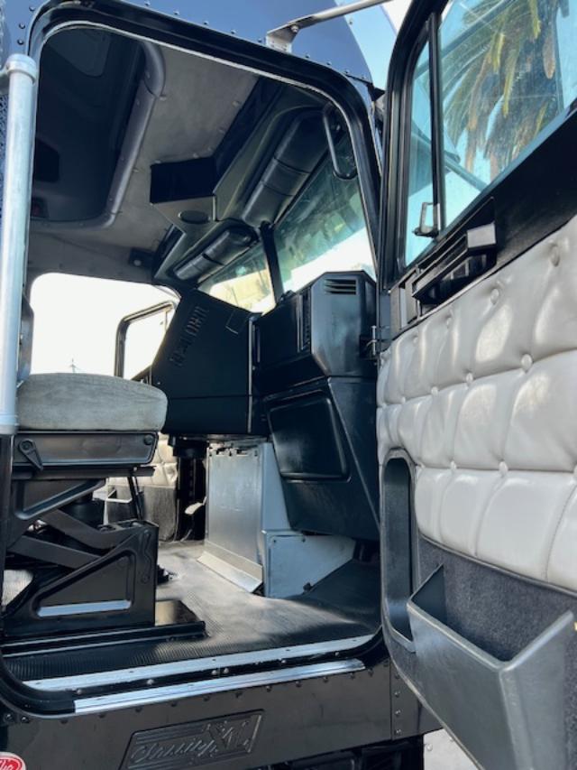 2000 Freightliner Classic XL - Image 23