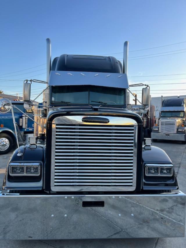 2000 Freightliner Classic XL - Image 3