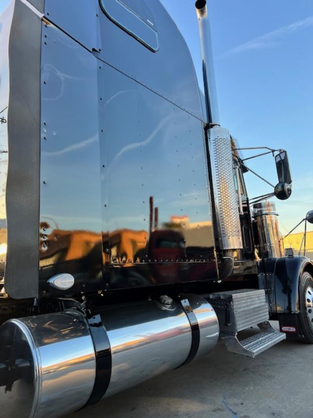 2000 Freightliner Classic XL - Image 7