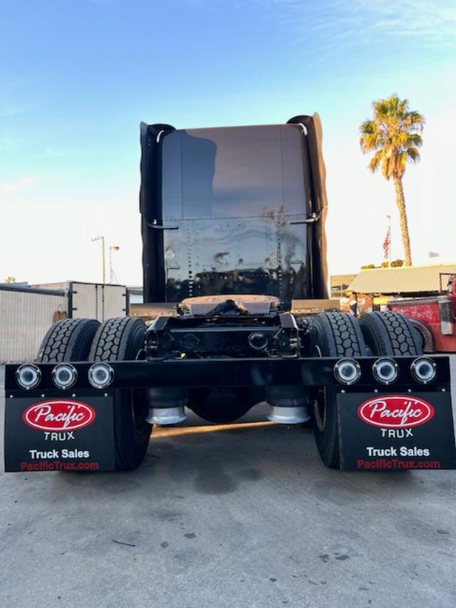 2000 Freightliner Classic XL - Image 11