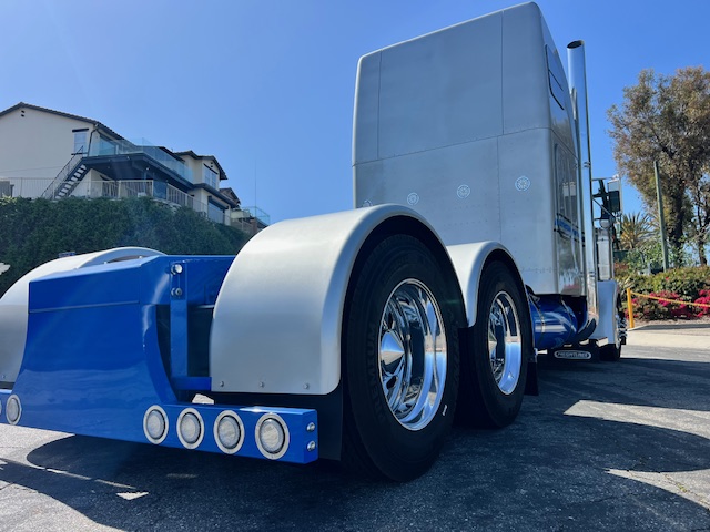 Fully Custom Pre Emission 2001 Freightliner Classic! - Image 10