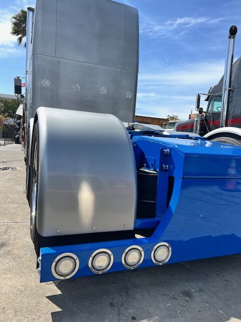 Fully Custom Pre Emission 2001 Freightliner Classic! - Image 11