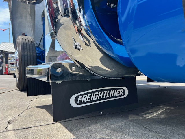 Fully Custom Pre Emission 2001 Freightliner Classic! - Image 17