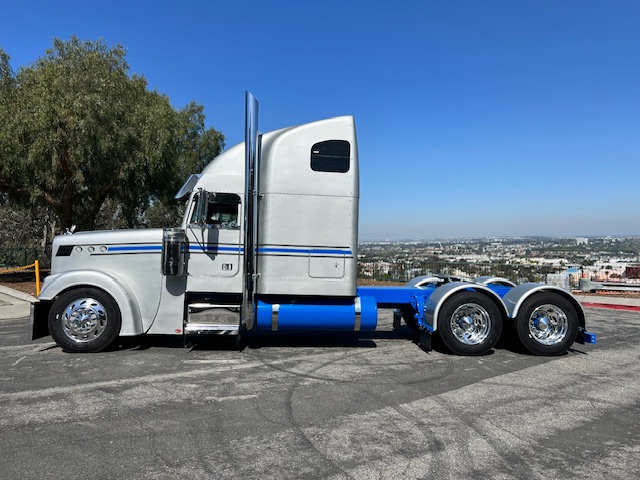 Fully Custom Pre Emission 2001 Freightliner Classic! - Image 2