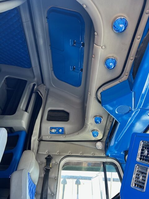 Fully Custom Pre Emission 2001 Freightliner Classic! - Image 25