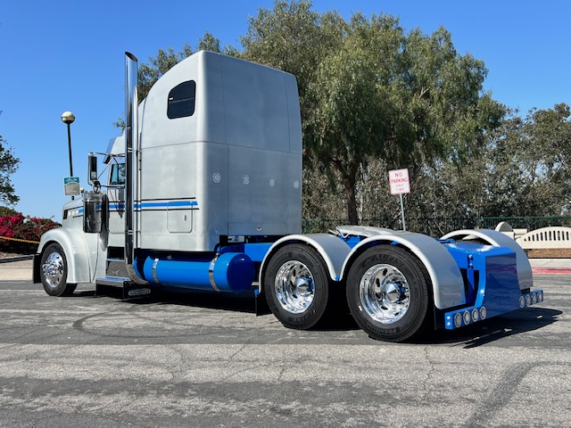 Fully Custom Pre Emission 2001 Freightliner Classic! - Image 3