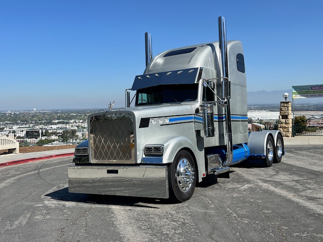 Fully Custom Pre Emission 2001 Freightliner Classic! - Image 4