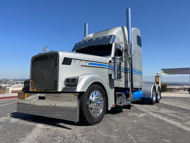 Fully Custom Pre Emission 2001 Freightliner Classic! - Image 5