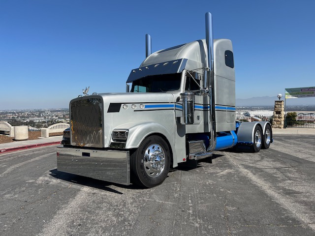 Fully Custom Pre Emission 2001 Freightliner Classic! - Image 7