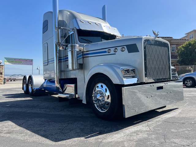 Fully Custom Pre Emission 2001 Freightliner Classic! - Image 8