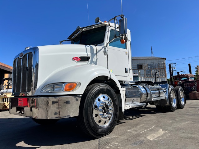 2014 Peterbilt 384 Daycab, 10 speed