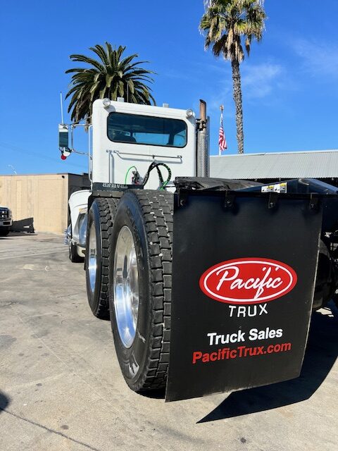 2014 Peterbilt 384 Daycab, 10 speed - Image 10
