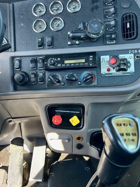 2014 Peterbilt 384 Daycab, 10 speed - Image 19