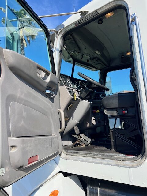 2014 Peterbilt 384 Daycab, 10 speed - Image 16