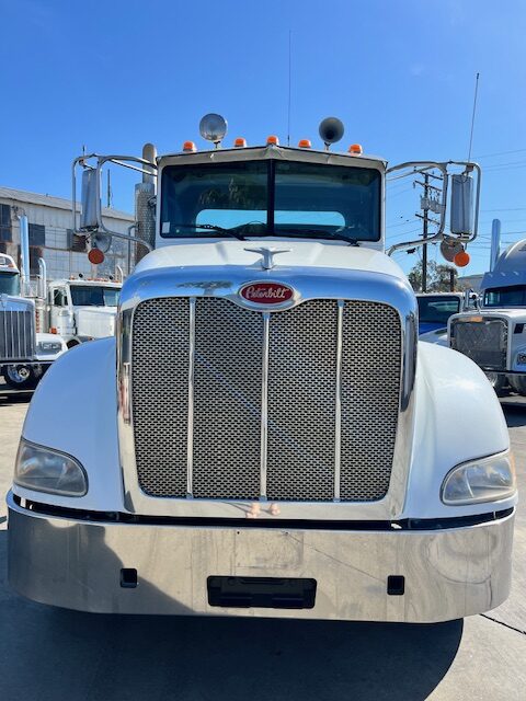 2014 Peterbilt 384 Daycab, 10 speed - Image 2