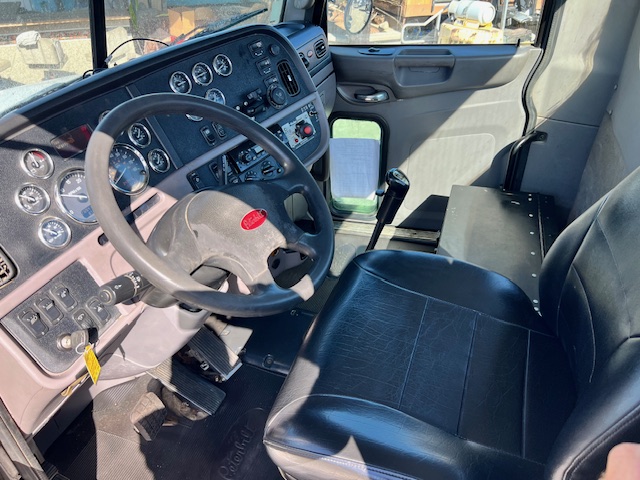 2014 Peterbilt 384 Daycab, 10 speed - Image 18