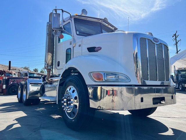 2014 Peterbilt 384 Daycab, 10 speed - Image 3
