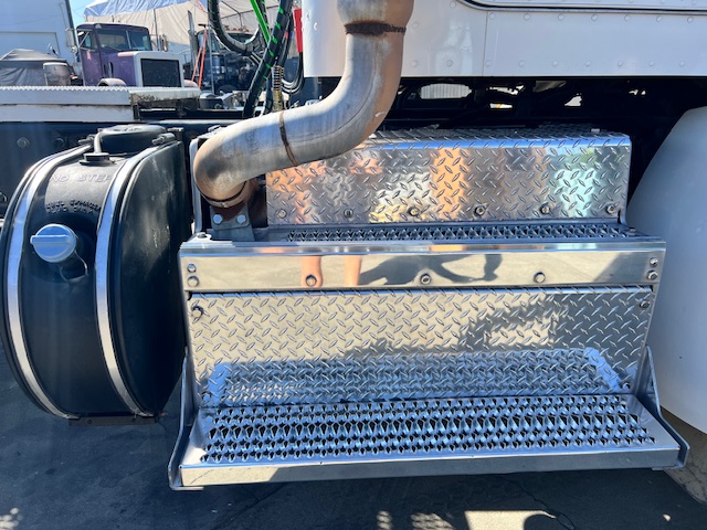 2014 Peterbilt 384 Daycab, 10 speed - Image 5