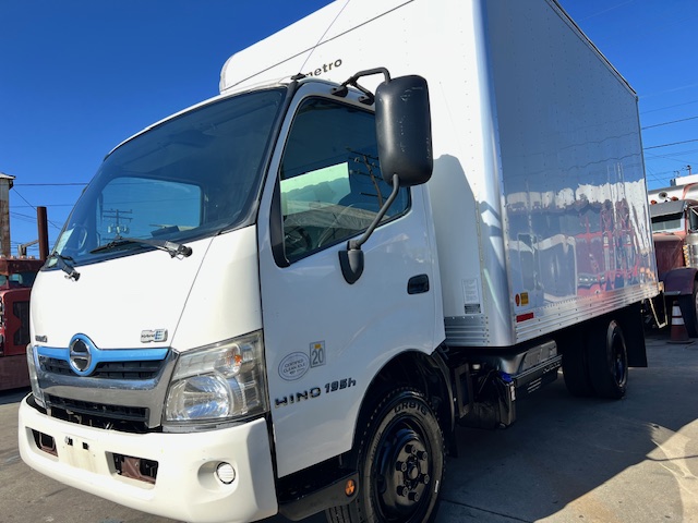 2016 HINO 195H with Liftgate - Image 2