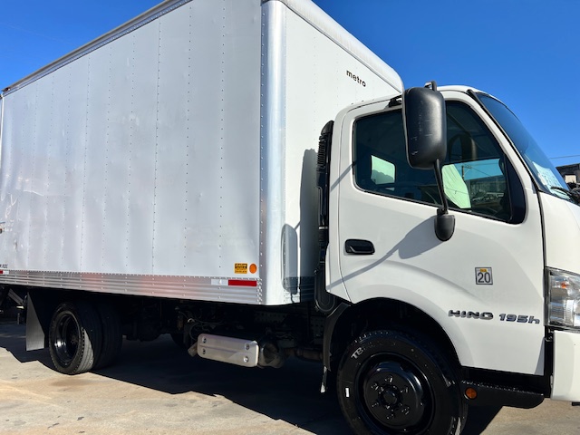 2016 HINO 195H with Liftgate - Image 3
