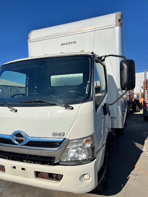 2016 HINO 195H with Liftgate - Image 4