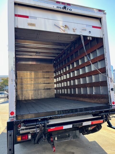 2016 HINO 195H with Liftgate - Image 5