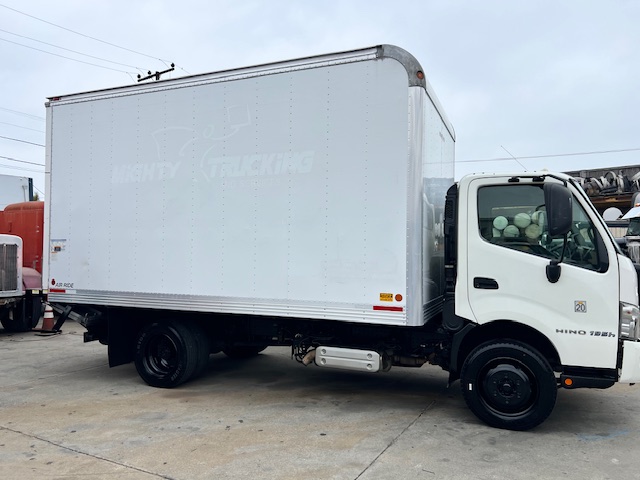 2016 HINO 195H with Liftgate