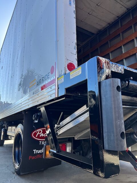 2016 HINO 195H with Liftgate - Image 7