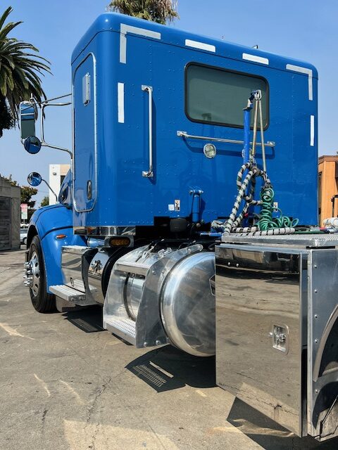 2013 Peterbilt 384 36" Flattop Sleeper, 1 Owner! - Image 10