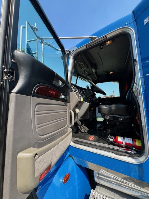 2013 Peterbilt 384 36" Flattop Sleeper, 1 Owner! - Image 15