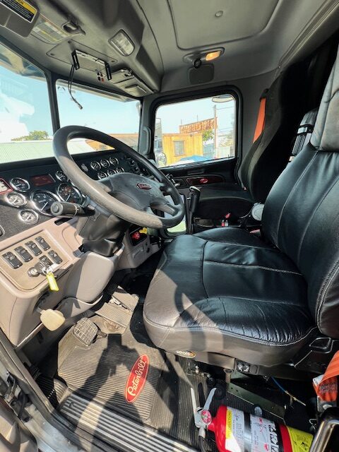2013 Peterbilt 384 36" Flattop Sleeper, 1 Owner! - Image 16