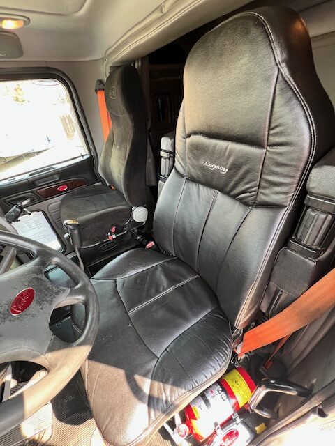 2013 Peterbilt 384 36" Flattop Sleeper, 1 Owner! - Image 17