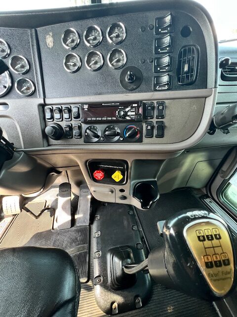 2013 Peterbilt 384 36" Flattop Sleeper, 1 Owner! - Image 18