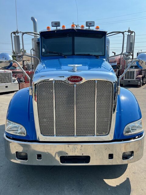 2013 Peterbilt 384 36" Flattop Sleeper, 1 Owner! - Image 2
