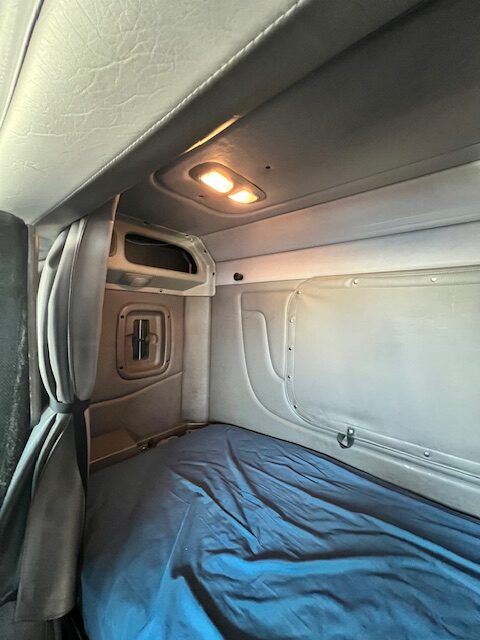 2013 Peterbilt 384 36" Flattop Sleeper, 1 Owner! - Image 20