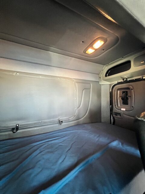 2013 Peterbilt 384 36" Flattop Sleeper, 1 Owner! - Image 21