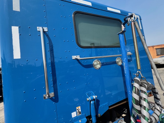 2013 Peterbilt 384 36" Flattop Sleeper, 1 Owner! - Image 22