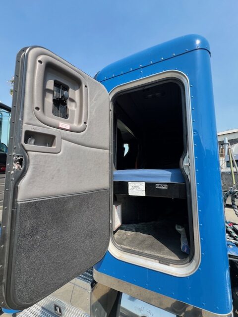 2013 Peterbilt 384 36" Flattop Sleeper, 1 Owner! - Image 23