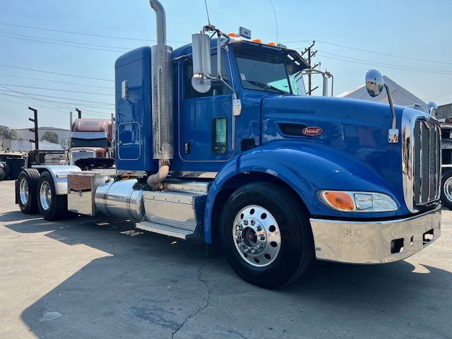 2013 Peterbilt 384 36" Flattop Sleeper, 1 Owner! - Image 3