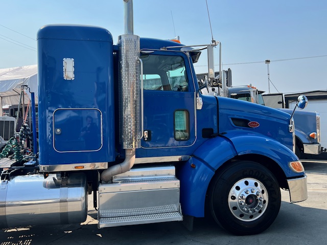 2013 Peterbilt 384 36" Flattop Sleeper, 1 Owner! - Image 4