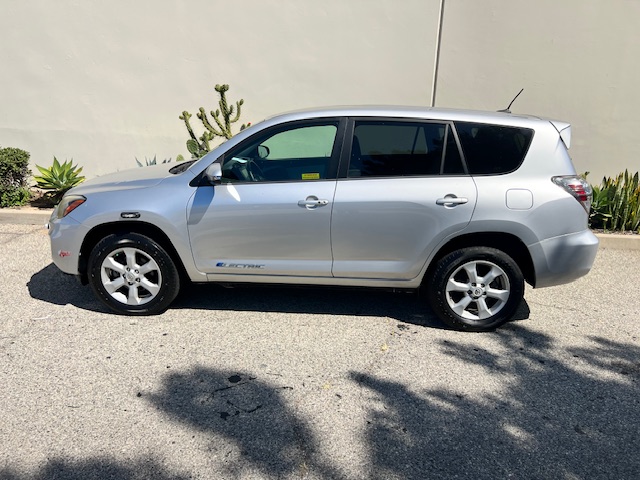 2014 Toyota RAV4 EV, LOW MILES, One Owner! - Image 2
