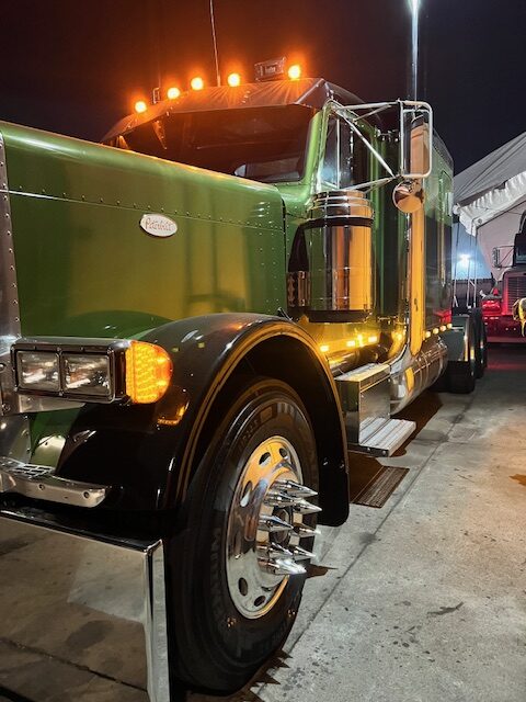 1990 Peterbilt 379 EXHD 60" Flattop Sleeper New Custom Build! - Image 28