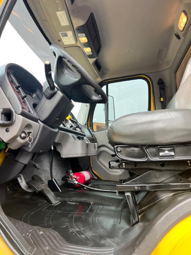 2020 Freightliner M2 26' Air Ride Box Truck - Image 18