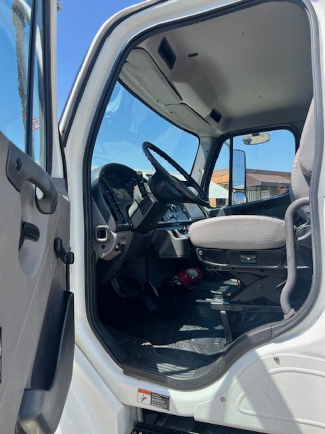 2019 Freightliner M2 106 26' Box Truck 1 Owner - Image 18