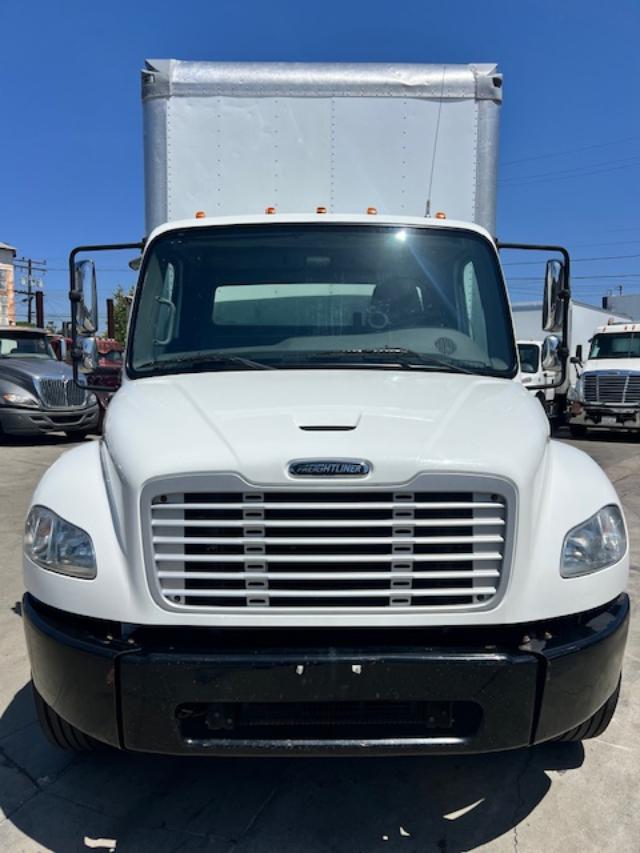 2019 Freightliner M2 106 26' Box Truck 1 Owner - Image 2
